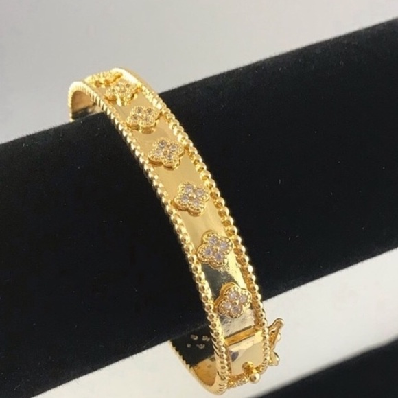 Gold Clover Bracelet - Picture 7 of 14